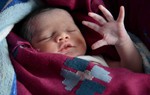 Không thể tới bệnh viện vì Covid-19, thai phụ tự đẻ tại nhà