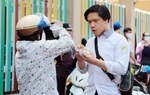 Những hình ảnh đáng nhớ của cha mẹ tiếp sức cho con trong "kỳ thi Covid-19”