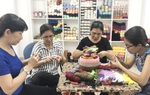 TPHCM: Gần 1.000 chiếc "tai giả" tặng các y, bác sĩ và người dân chống dịch