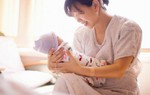 Nghĩ đi đẻ, mẹ "run cầm cập", ai ngờ vừa xem TV vừa sinh con vì không hề đau