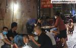 Giãn cách chỗ ngồi là... bất khả thi với hàng ăn vỉa hè Hà Nội