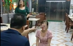 Bị "bóc phốt" quán ăn, chủ quán bắt cô gái quỳ, đe dọa, chửi bới