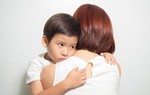 Bị mẹ đánh, con vẫn ngây thơ chìa tay ra đòi mẹ ôm, mẹ sẽ ôm con nhiều hơn