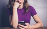 Phát hiện ra vợ “chat” đêm với trai trẻ