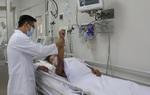 Người đàn ông bị rắn hổ mang chúa cắn: Tình trạng nhiễm độc giảm