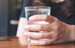 Nhiều người có thói quen uống nước kiểu “hủy hoại” thận mà không biết