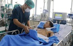 
Người đàn ông bị rắn hổ mang chúa cắn đã có thể tự thở 