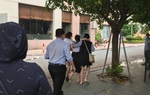 Vụ bé gái rơi từ tầng 12 chung cư: Bố mẹ nghẹn ngào khi tới hiện trường