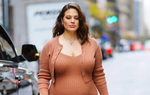 Chân dài béo hot nhất thế giới chụp ảnh nude sau sinh, nhìn xuống vết rạn bụng ai cũng nể