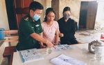 Bộ đội biên phòng Cửa khẩu Cầu Treo đến từng hộ gia đình tuyên truyền phòng chống dịch  