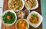 Mới khoe 6 mâm cơm đầy ắp món ngon, chàng sinh viên đã khiến bao người xin làm "phụ bếp"