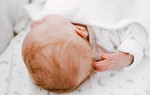 Có nên cắt tóc máu cho trẻ sơ sinh? Những lưu ý cần ghi nhớ khi cắt tóc máu là gì?