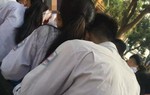 Học sinh làm chuyện táo bạo ngay giữa sân trường, cô giáo ra tay xử cả "anh" lẫn "chị"