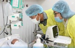 Ba mẹ bé trai bị bỏ rơi trước cổng chùa đến bệnh viện xin nhận con
