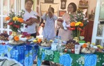 Sau sinh con với đại gia, HH Đặng Thu Thảo xuề xòa dép tổ ong, tích cực bán hàng