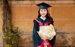 Nữ sinh nghèo tốt nghiệp thủ khoa từng đi phục vụ quán ăn, bán quần áo