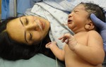Mẹ bầu đi đẻ lén nhét mảnh giấy vào tay bác sĩ, mở ra đọc ai cũng thở dài