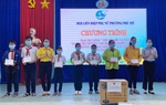 Phụ nữ Bình Dương trao học bổng cho học sinh nghèo Bình Phước

