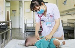 Mẹ rửa mũi cho con, hai trẻ phải nhập viện cấp cứu