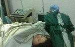 Mổ đẻ cho sản phụ sinh non, lúc em bé ra đời bác sĩ vừa nhìn đã sốc