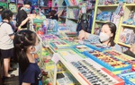 Phụ huynh "chạy sô" 4-5 địa chỉ mới gom đủ sách vở, đồ dùng học tập cho con 