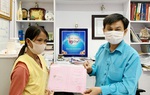 Vợ chồng người đàn ông bị rắn hổ mang chúa cắn tặng 80 triệu đồng cho bệnh nhân nghèo