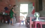 Long An: Khởi tố, bắt tạm giam người phụ nữ hành hạ mẹ ruột
