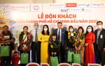 Đoàn khách “xông đất” TPHCM năm 2021 được tặng vé máy bay khứ hồi