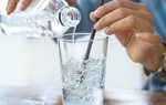 "Uống nước lạnh sau ăn gây hại tim": Chuyên gia tim mạch Bệnh viện E nói gì?