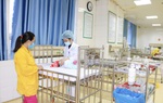 Mẹ dùng xilanh bơm nước muối rửa mũi cho con, bé 3 tháng tuổi ngừng thở, tím tái toàn thân