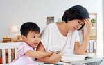 Mẹ lo sốt vó khi tuần nào cũng "được" giáo viên liên hệ