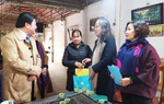 Hội LHPN Việt Nam thăm và tặng quà 2 cháu bé bị bỏ rơi trên đê sông Hồng