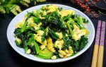Trứng xào với rau này vừa ngon lại giàu vitamin C