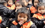 Tặng áo ấm, quạt sưởi cho trẻ em Sapa