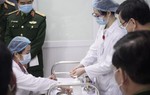 Việt Nam bắt đầu tiêm mũi 2 vaccine Covid-19 liều 25mcg cho 3 người