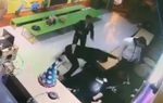 Điều tra vụ việc 2 thanh niên hành hung dã man người phụ nữ đang bế con 