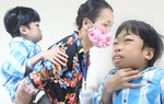 Người mẹ 8 lần sinh con nhưng mất 4, hàng ngày cõng con 14 tuổi vẫn như bé lên 3 