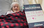 Cụ bà 112 tuổi vui vẻ đùa với y tá khi tiêm vaccine Covid-19
