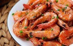 Tôm hấp mãi cũng chán, đem rang đơn giản thế này lại ngon hết sức