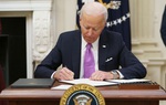 Tân Tổng thống Mỹ Joe Biden ký 10 sắc lệnh ngăn đại dịch Covid-19