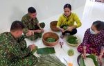 An Giang: Gói bánh tét tặng hộ nghèo, chiến sĩ phòng chống dịch Covid-19