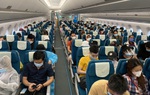 Trả lại 60 triệu đồng của khách bỏ quên trên máy bay