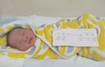 Trẻ sơ sinh nặng 2,7kg bị mẹ bỏ rơi, chỉ để lại tờ giấy ghi tên và ngày sinh