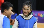 Lỡ miệng nói chuyện "nửa Tây nửa ta", Mâu Thủy khiến các cầu thủ nhí ngơ ngác