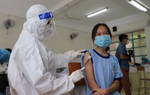 TPHCM: Phụ huynh theo sát quá trình con đi tiêm vaccine Covid-19