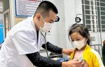 Bé gái 8 tuổi bị sốc phản vệ, phải nhập viện cấp cứu sau khi ăn mì tôm