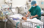 Bé 20 tháng tuổi bị hoại tử bộ phận sinh dục, tiên lượng nặng do đắp lá cây