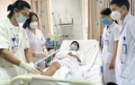 Nối lại cẳng chân đứt rời do bị máy cắt cỏ văng vào