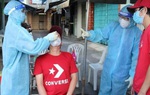 Thanh Hóa: Nhân viên y tế dùng 1 tăm bông lấy mẫu test nhanh Covid-19 cho nhiều người