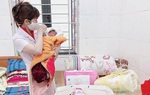Bé trai còn nguyên dây rốn bị bỏ rơi trước cổng nhà dân